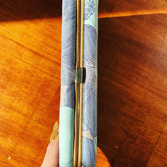 Blue Floral 🌺 Wallet Clutch 👛 - Super cute addition to your collection! - Picture 3 of 7